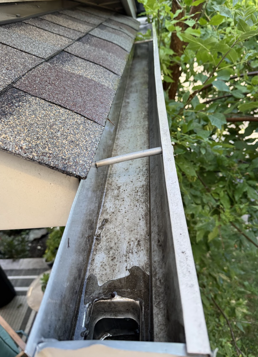 Gutter cleaning by Niagara ClearView Services